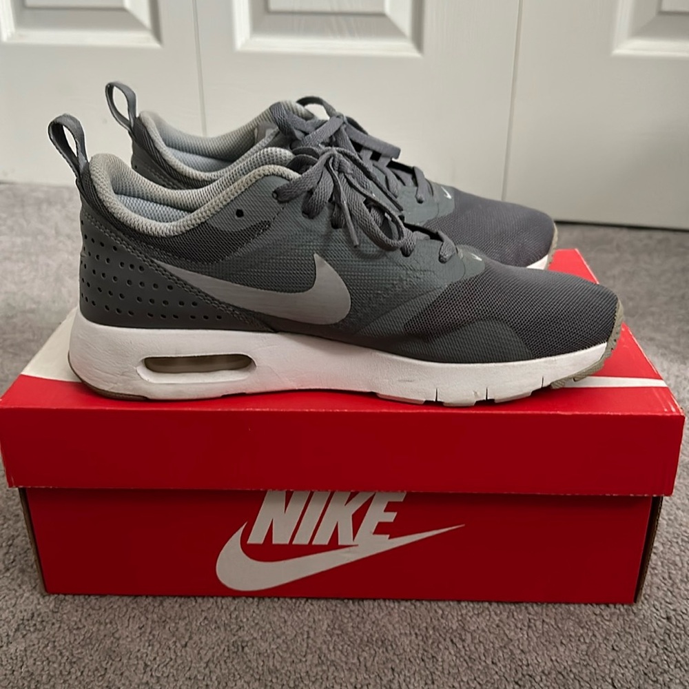 NIKE AIR MAX TAVAS GREY (4.5Y or 6.5 women) - Picture 5 of 11